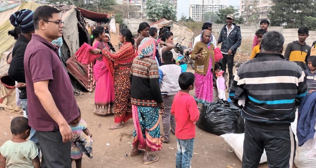 Distribution of warm clothes in the slums at Pathardi Phata